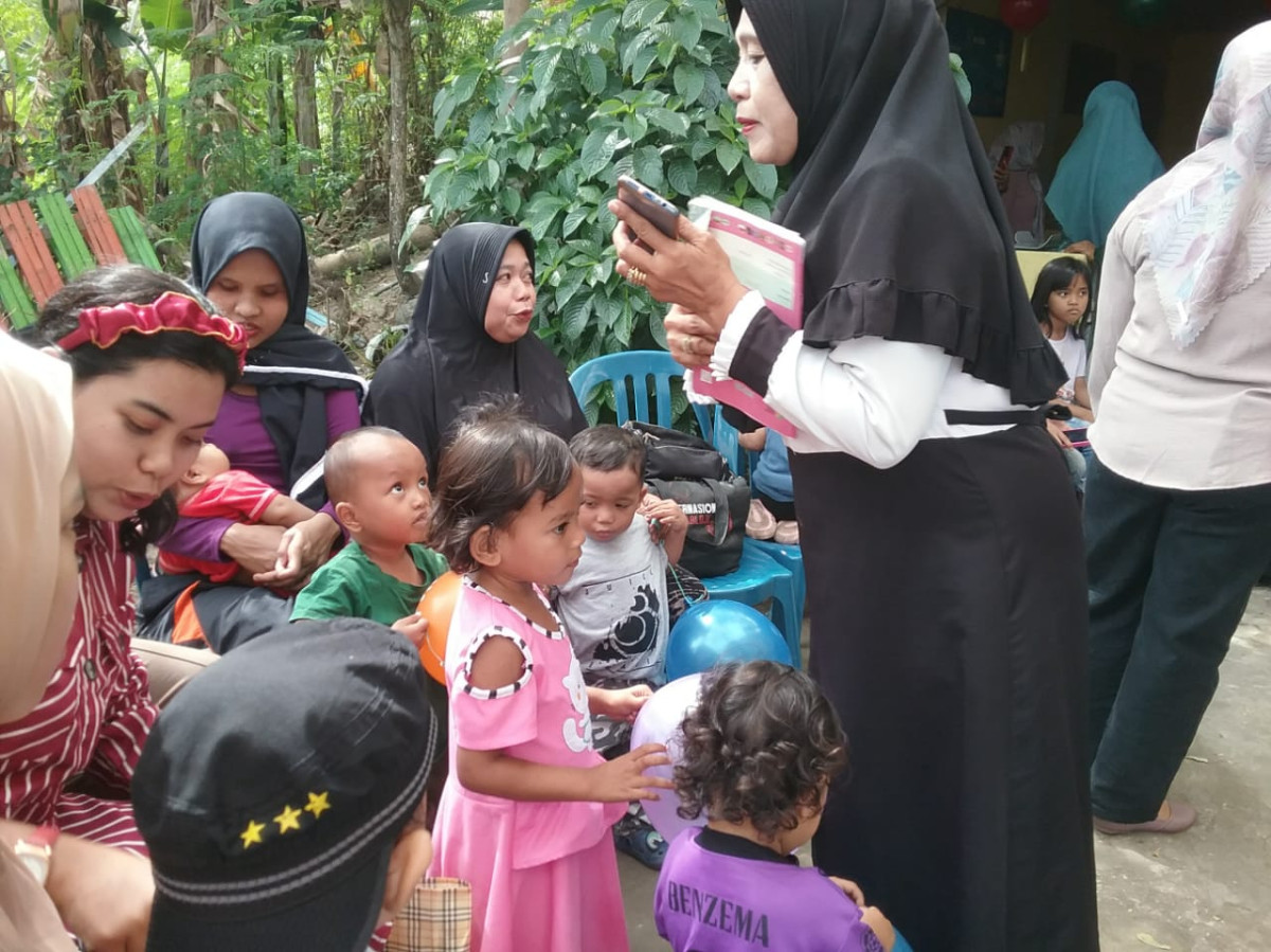 Mengikuti Kegiatan Bina Keluarga Balita di Jln. Bau Massepe RT 03 RW 01 oleh Penyuluh KB, Nakes UPTD Puskesmas Lumpue, Kader Posyandu, Pengurus Kamp. KB "Geddongnge" dan warga sekitar