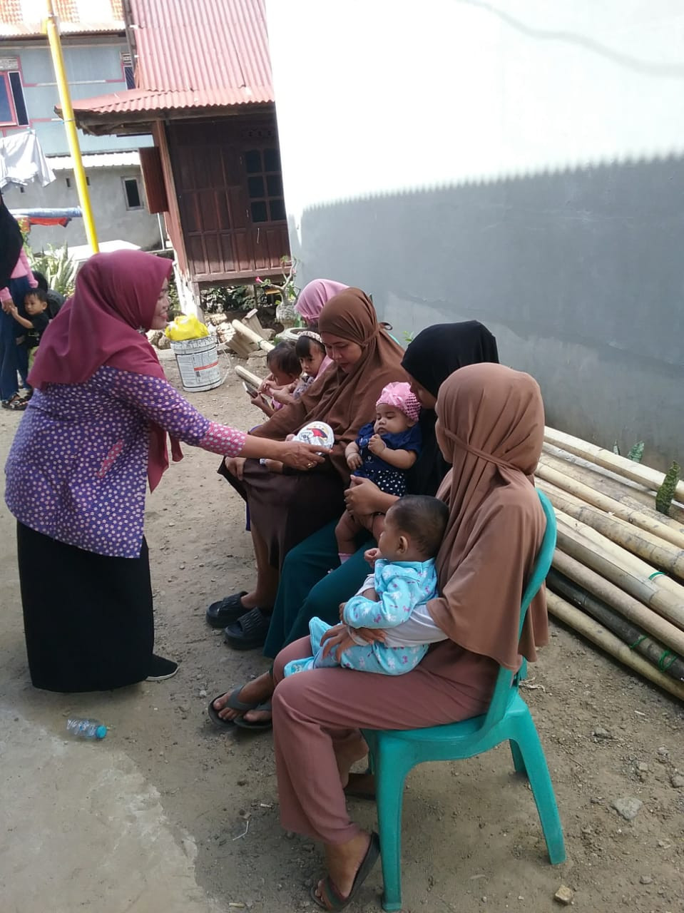 Mengikuti Kegiatan Bina Keluarga Balita (BKB) di Jln. Bau Massepe RT 03 RW 01 oleh Penyuluh KB, Nakes UPTD Puskesmas Lumpue, Kader Posyandu, Pengurus Kamp. KB "Geddongnge" dan Warga Sekitar