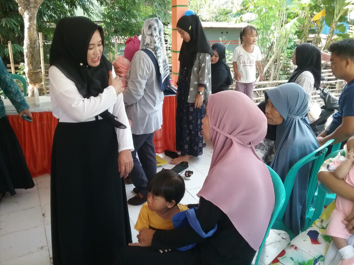 Mengikuti Kegiatan Bina Keluarga Balita (BKB)