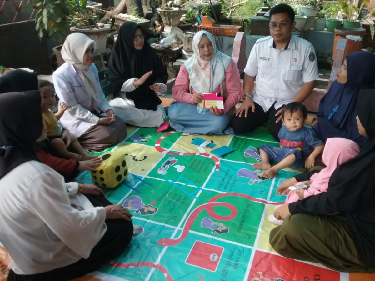 Mengikuti Kegiatan Bina Keluarga Balita (BKB) di Jln. Keterampilan RT 01 RW 02 oleh Penyuluh KB, Nakes UPTD Puskesmas Lumpue, Kader Posyandu, Pengurus Kamp. KB "Geddongnge" dan Warga Sekitar