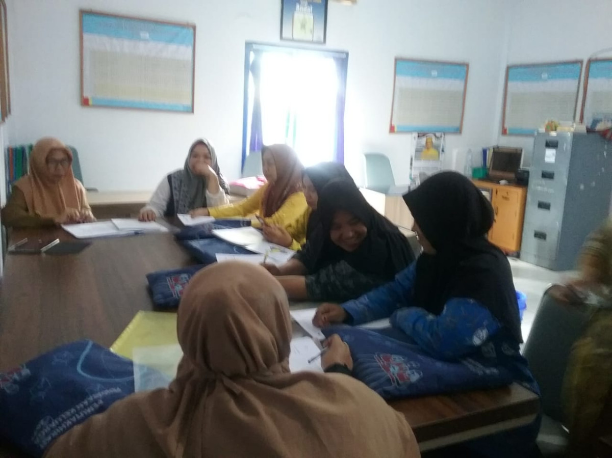 Mengikuti Kegiatan Pengembangan Usaha Peningkatan Pendapatan Keluarga Akseptor (UPPKA) di Jln. Keterampilan RT 01 RW 02 oleh Penyuluh KB, Kelompok UPPKA, Pengurus Kamp. KB "Geddongnge"