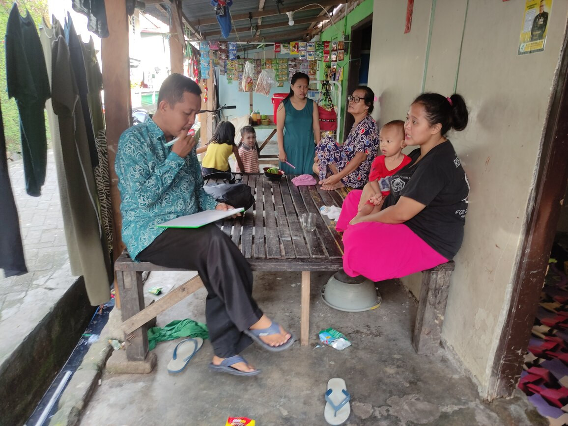 Memberikan Edukasi/KIE terkait menjaga Kesehatan Ibu dan Baduta/Balita di Jln. Bau Massepe RT 01 RW 01 oleh Kader Stunting, Pengurus Kamp. KB "Geddongnge" dan Warga Sekitar