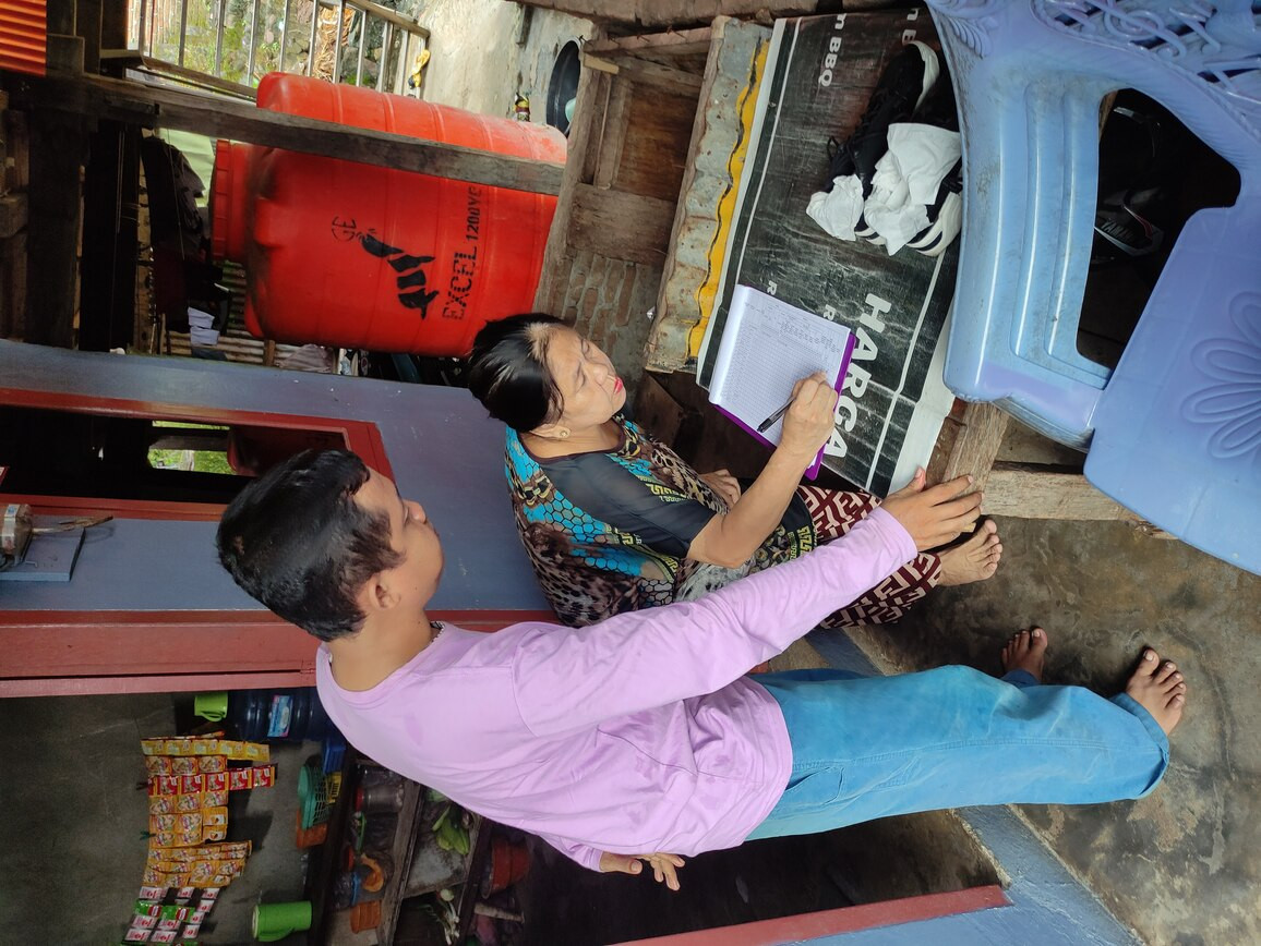 Melakukan Pemberian KIE di Jln. Bau Massepe RT 02 RW 01 oleh Kader Stunting, Pengurus Kamp. KB "Geddongnge" dan Warga Sekitar