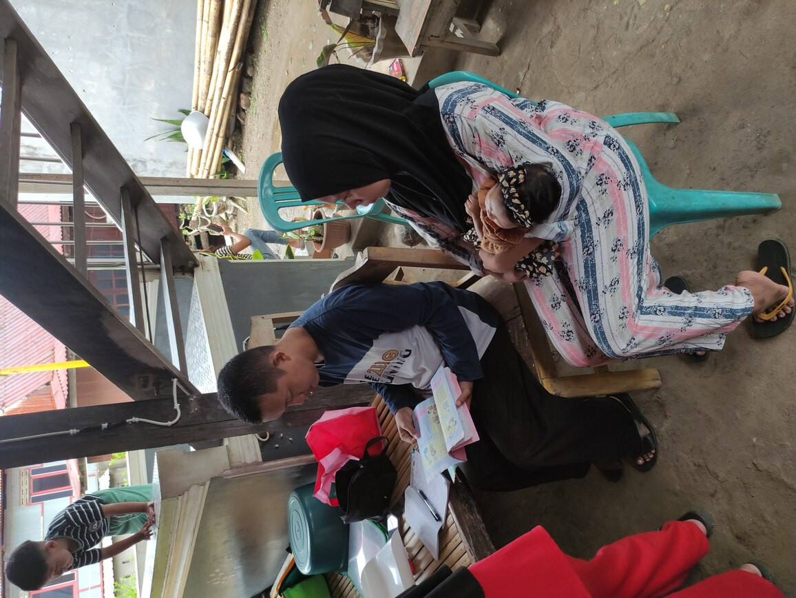 Pemberian KIE kepada Ibu Baduta/Balita di Jln. Bau Massepe RT 03 RW 01 oleh kader Stunting dan Pengurus Kamp. KB "Geddongnge"
