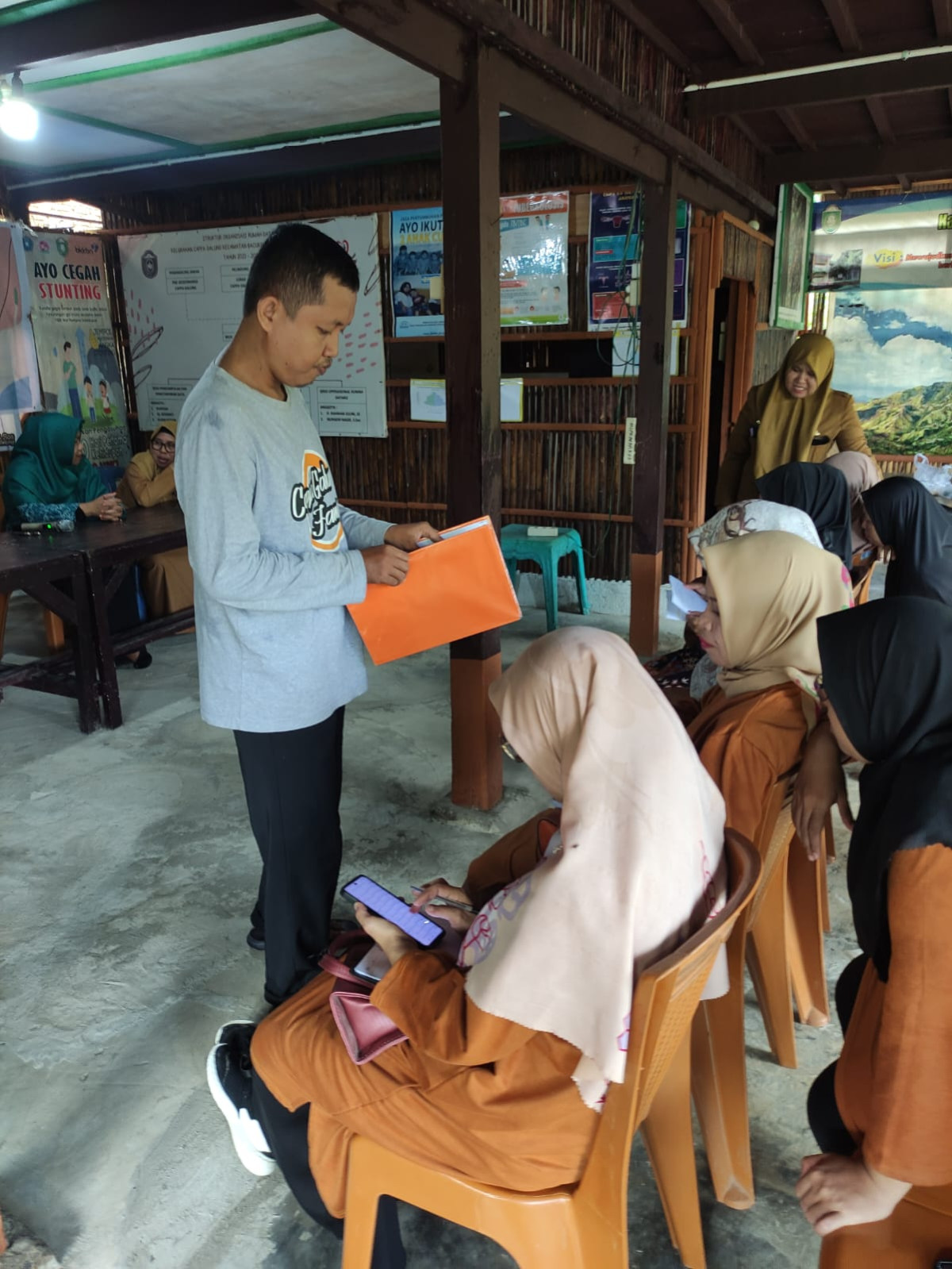 Pemberian KIE kepada Ibu Baduta/Balita di Jln. Bau Massepe RT 03 RW 01 oleh Kader Stunting dan Pengurus Kamp. KB "Geddongnge"