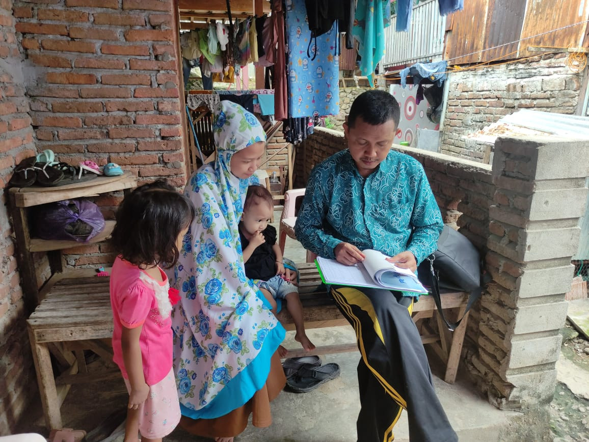 Pemberian KIE kepada Ibu Baduta/Balita di Jln. Keterampilan RT 03 RW 01 oleh Kader Stunting dan Pengurus Kamp. KB "Geddongnge"