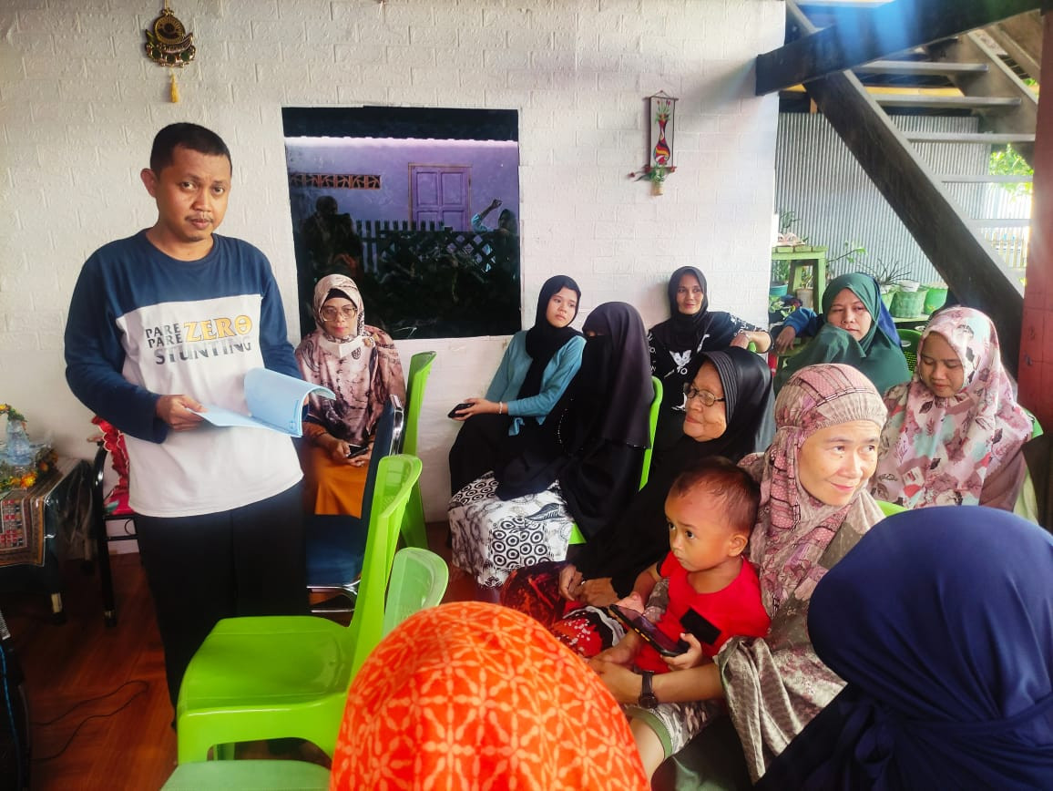 Pemberian KIE kepada Ibu Baduta/Balita di Jln. Keterampilan RT 03 RW 01 oleh Kader Stunting dan Pengurus Kamp. KB "Geddongnge"