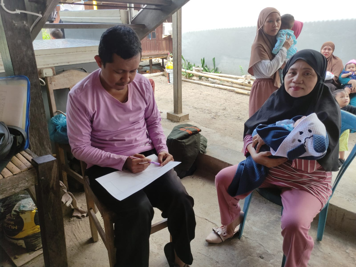 Pemberian KIE kepada Ibu Baduta/Balita di Jln. Bau Massepe RT 03 RW 01 oleh Penyuluh KB, Kader Stunting dan Pengurus Kamp. KB "Geddongnge"