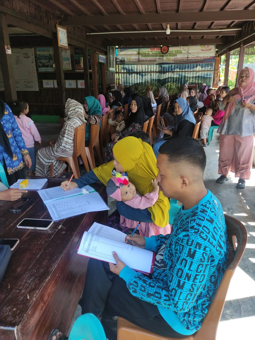 Pemberian KIE kepada Ibu Baduta/Balita di Jln. Bau Massepe RT 03 RW 01 oleh Penyuluh KB, Kader Stunting dan Pengurus Kamp. KB "Geddongnge"