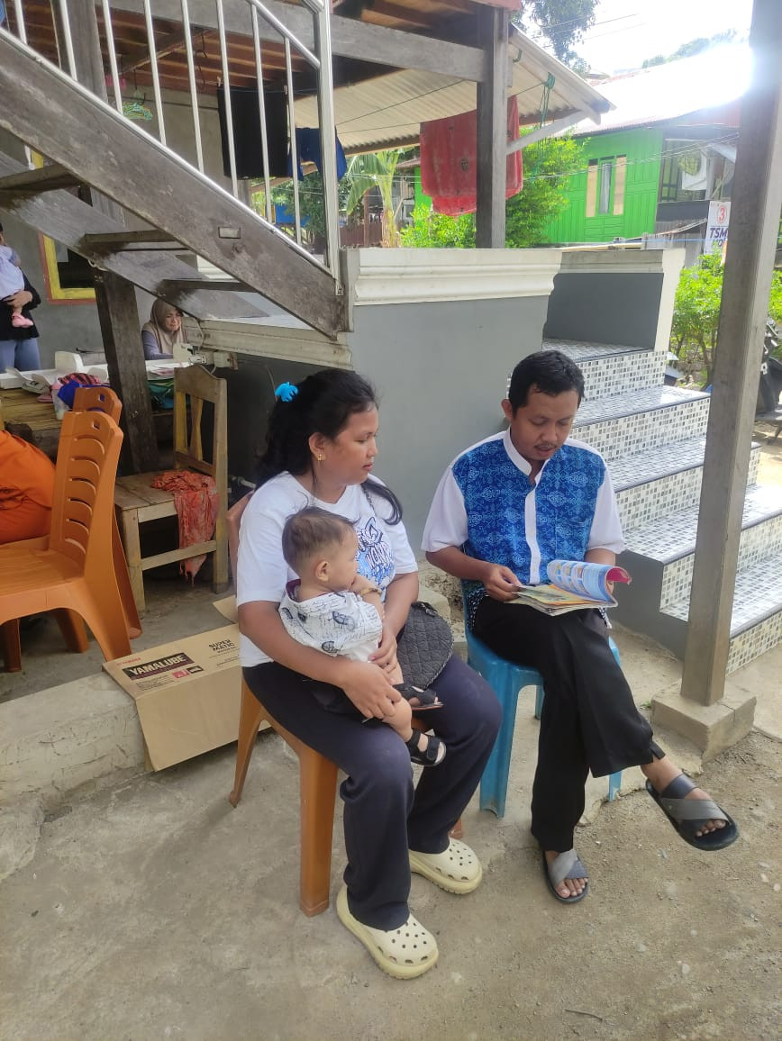 Pemberian KIE kepada Ibu Baduta/Balita di Jln. Bau Massepe RT 03 RW 01 oleh Penyuluh KB, Kader Stunting dan Pengurus Kamp. KB "Geddongnge"