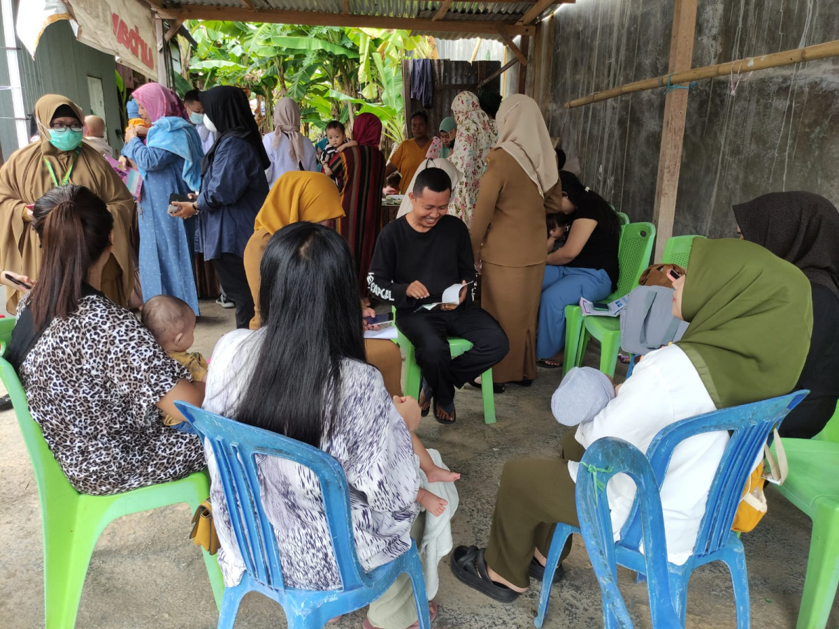 Pemberian KIE kepada Ibu Baduta/Balita di Jln. Bau Massepe RT 02 RW 01 oleh Penyuluh KB, Kader Stunting dan Pengurus Kamp. KB "Geddongnge"