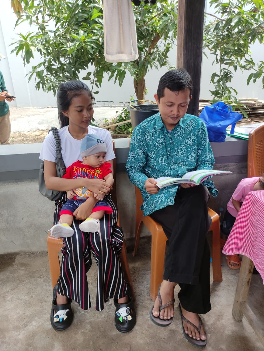 Pemberian KIE kepada Ibu Baduta/Balita di Jln. Bau Massepe RT 02 RW 01 oleh Penyuluh KB, Kader Stunting dan Pengurus Kamp. KB "Geddongnge"