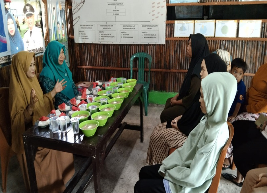 Melakukan PMT DASHAT kepada Baduta/Balita Stunting di Jln. Keterampilan RT 01 RW 02 oleh Penyuluh KB, Kader Rumah Giziku, Kader Stunting dan Pengurus Kamp. KB "Geddongnge"