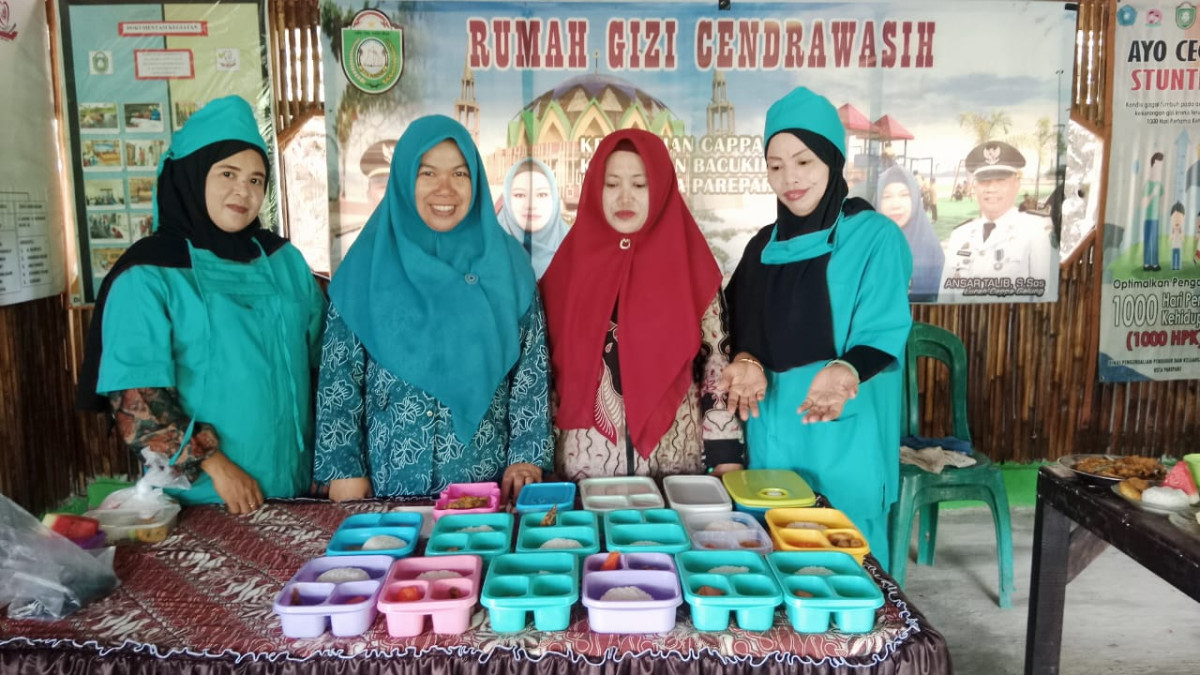 Melaksanakan PMT DASHAT kepada Baduta/Balita Stunting di Jln. Keterampilan RT 01 RW 02 oleh Penyuluh KB, Ketua TP PKK Capgal, Kader Rumah Giziku dan Pengurus Kamp. KB "Geddongnge"