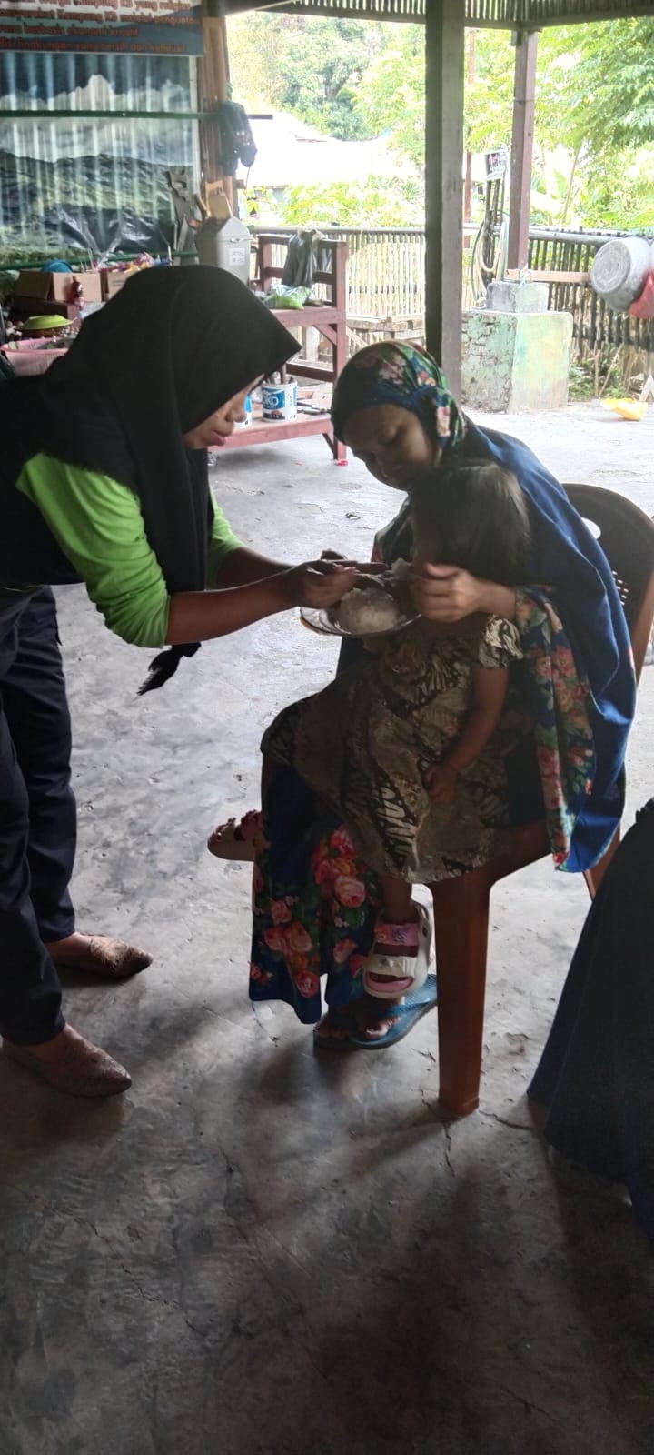 Melaksanakan PMT DASHAT kepada Baduta/Balita Stunting di Jln. Keterampilan RT 01 RW 02 oleh Penyuluh KB, Ketua TP PKK Capgal, Kader Rumah Giziku dan Pengurus Kamp. KB "Geddongnge"