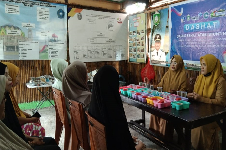 Melaksanakan PMT DASHAT kepada Baduta/ Balita Stunting di Jln. Pinisi RT 03 RW 03 oleh Penyuluh KB, Kader Rumah Giziku, dan Pengurus Kamp. KB "Geddongnge"