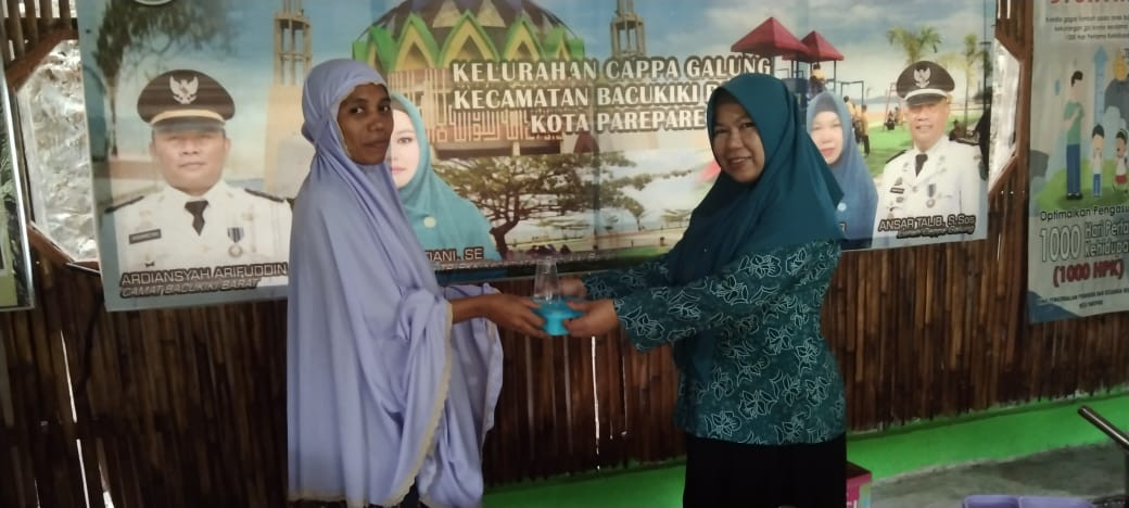 Melaksanakan PMT DASHAT kepada Baduta/Balita Stunting di Jln. Pinisi RT 03 RW 03 oleh Penyuluh KB, Kader Rumah Giziku, dan Pengurus Kamp. KB "Geddongnge"