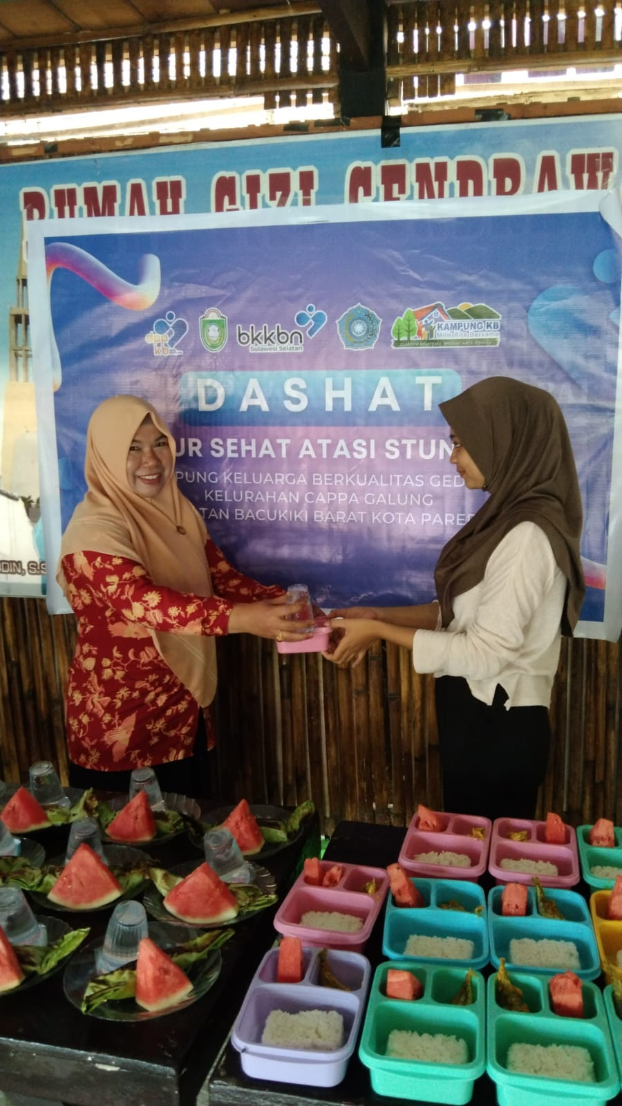 Melaksanakan PMT DASHAT kepada Baduta/Balita Stunting di Jln. Keterampilan RT 01 RW 02 oleh Penyuluh KB, Kader Rumah Giziku dan Pengurus Kamp. KB "Geddongnge"