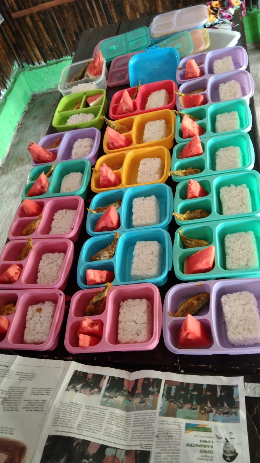 Melaksanakan PMT DASHAT untuk Baduta/Balita Stunting di Jln. Pinisi RT 02 RW 03 oleh Penyuluh KB, Kader Rumah Giziku dan Pengurus Kamp. KB "Geddongnge"