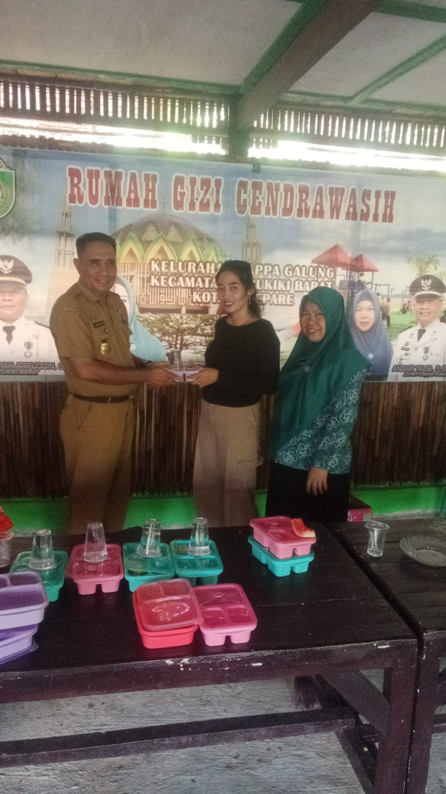 Melaksanakan PMT Baduta/Balita Stunting di Jln. Pinisi RT 02 RW 03 oleh Penyuluh KB, Kader Rumah Giziku, dan Pengurus Kamp. KB "Geddongnge"