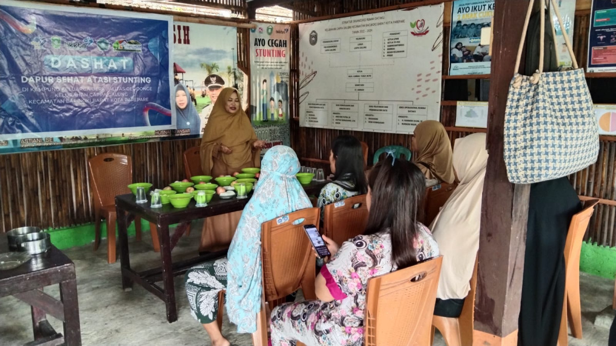 Melaksanakan Kegiatan PMT DASHAT untuk Baduta/Balita Stunting di Jln. Pinisi RT 02 RW 03 oleh Penyuluh KB, Kader RUmah Giziku dan Pengurus Kamp. KB "Geddongnge"