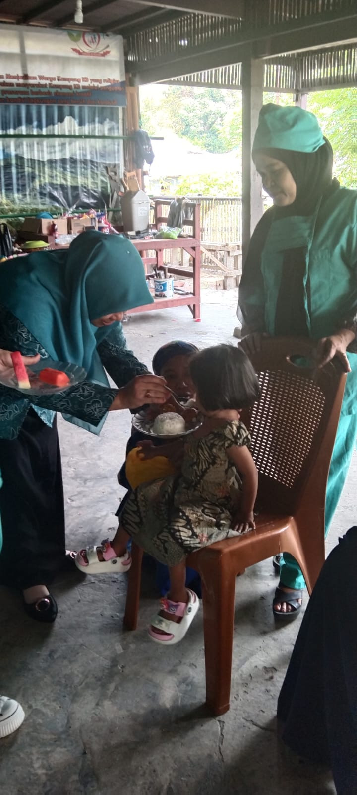 Melaksanakan Kegiatan PMT DASHAT untuk Baduta/Balita Stunting di Jln. Pinisi RT 02 RW 03 oleh Penyuluh KB, Kader RUmah Giziku dan Pengurus Kamp. KB "Geddongnge"