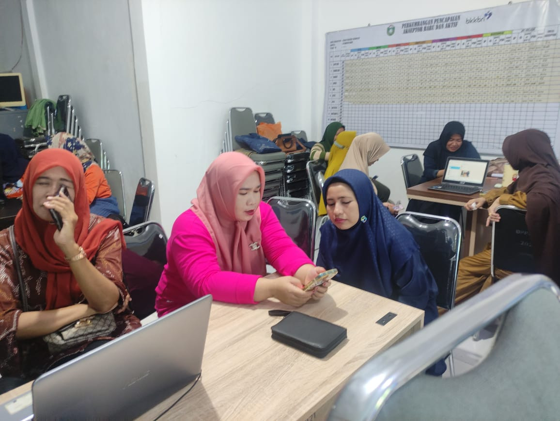 Melaksanakan Rapat Koordinasi di Jln. Keterampilan RT 01 RW 02 oleh Penyuluh KB, Ketua TP. PKK, Ketua LPMK, dan Pengurus Kamp. KB "Geddongnge"