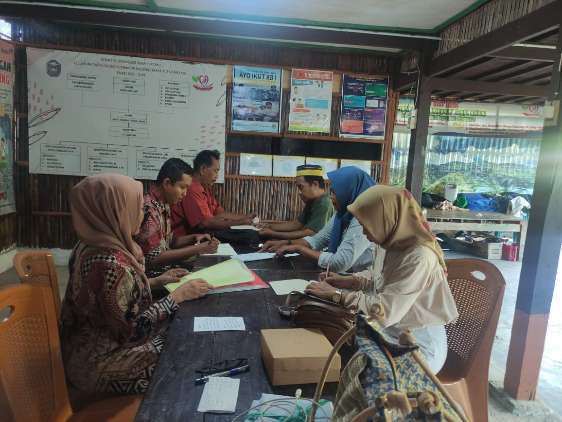 Melaksanakan Rapat Koordinasi di Jln. Keterampilan RT 01 RW 02 oleh Penyuluh KB, Ketua TP. PKK Capgal, Ketua LPMK dan Pengurus Kamp. KB "Geddongnge"