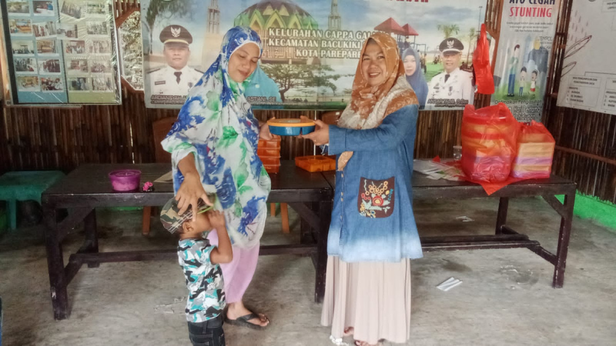 Melaksanakan PMT Rumah Gizi di Jln. Keterampilan RT 01 RW 02 oleh DP3A, Ketua TP. PKK Capgal, Penyuluh KB, Kader Rumah Gizi Cenderawasih dan Pengurus Kamp. KB "Geddongnge"