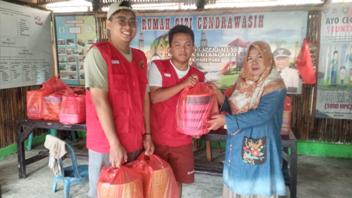 Melaksanakan PMT Rumah Gizi di Jln. Keterampilan RT 01 RW 02 oleh DP3A, Ketua TP. PKK Capgal, Penyuluh KB, Kader Rumah Gizi Cenderawasih, dan Pengurus Kamp. KB "Geddongnge"