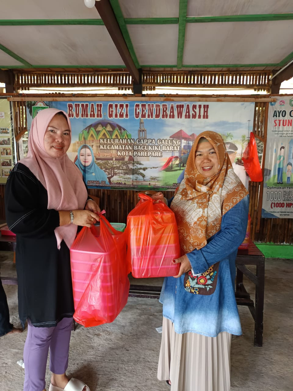 Melaksanakan PMT Rumah Gizi di Jln. Keterampilan RT 01 RW 02 oleh DP3A, Ketua TP. PKK Capgal, Penyuluh KB, Kader Rumah Gizi Cenderawasih, dan Pengurus Kamp. KB "Geddongnge"