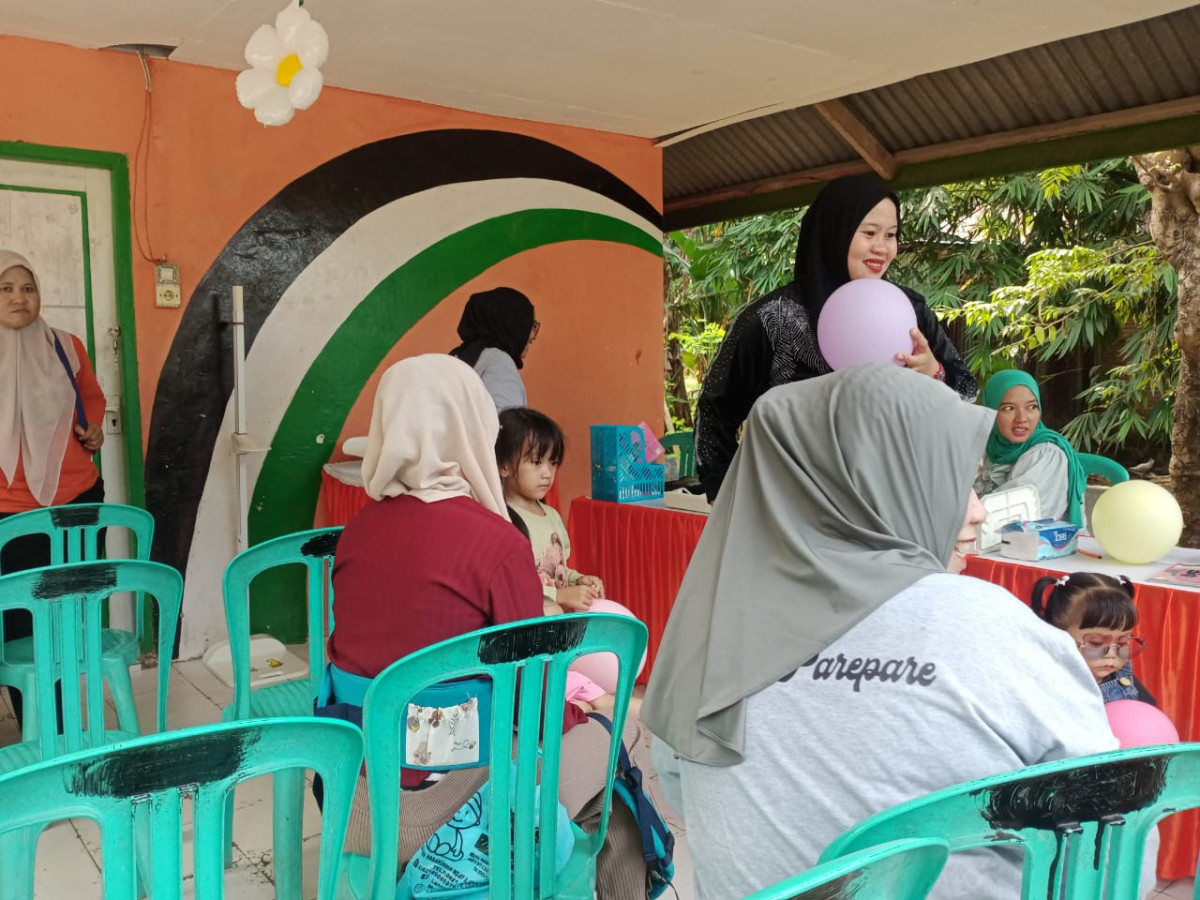 Melaksanakan Posyandu di Jln. Keterampilan RT 01 RW 02 oleh Nakes UPTD Puskesmas Lumpue, Penyuluh KB, Kader Posyandu dan Pengurus Kamp. KB "Geddongnge"