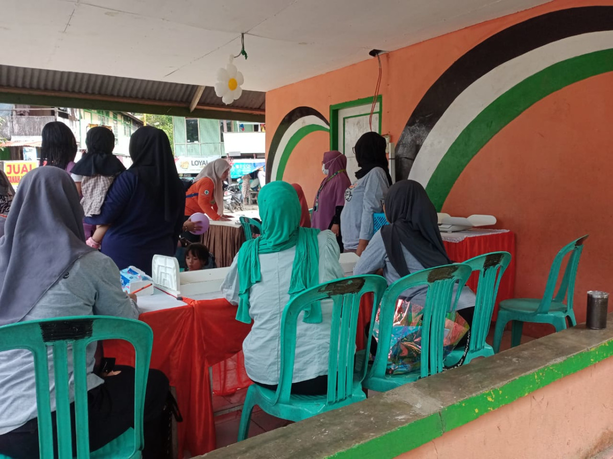 Melaksanakan Posyandu di Jln. Keterampilan RT 01 RW 02 oleh Nakes UPTD Puskesmas Lumpue, Penyuluh KB, Kader Posyandu dan Pengurus Kamp. KB "Geddongnge"