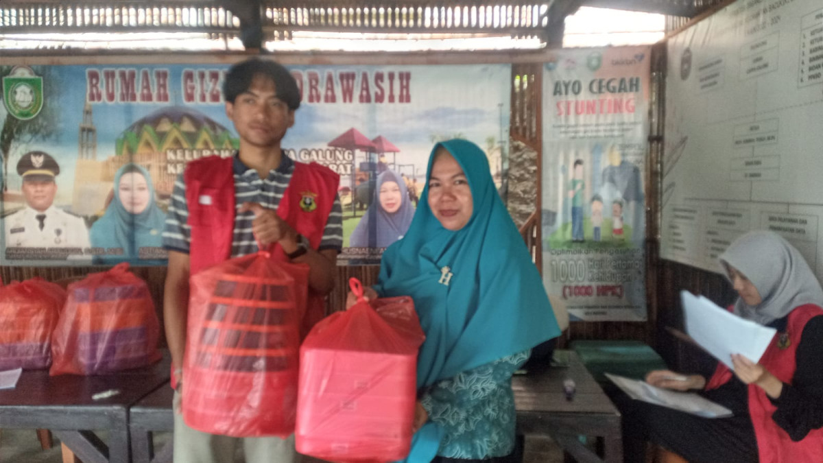 Melaksanakan PMT Rumah Giziku di Jln. Keterampilan RT 01 RW 02 oleh Ketua TP. PKK Capgal, Penyuluh KB, Kader Rumah Gizi Cenderawasih dan Pengurus Kamp. KB "Geddongnge"