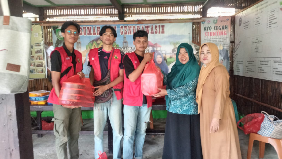 Melaksanakan PMT Rumah Gizi di Jln. Keterampilan RT 01 RW 02 oleh Lurah, Ketua TP. PKK Capgal, Penyuluh KB, Kader Rumah Gizi Cenderawasih dan Pengurus Kamp. KB "Geddongnge"