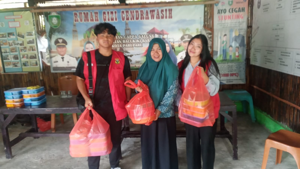 Melaksanakan PMT Rumah Gizi di Jln. Keterampilan RT 01 RW 02 oleh Lurah, Ketua TP. PKK Capgal, Penyuluh KB, Kader Rumah Gizi Cenderawasih dan Pengurus Kamp. KB "Geddongnge"