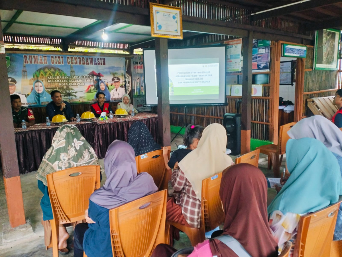 Mengikuti Worksop Penanganan Stunting dan Pembagian Bibit Pohon oleh Lurah, Ketua LPMK, Bbinsa, kader Posyandu, kader Kamp. KB "Geddongnge", Mahasiswa KKN UNHAS Angk. 113 dan Warga