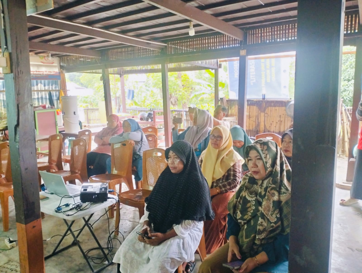 Mengikuti Worksop Penanganan Stunting dan Pembagian Bibit Pohon oleh Lurah, Ketua LPMK, Bbinsa, kader Posyandu, kader Kamp. KB "Geddongnge", Mahasiswa KKN UNHAS Angk. 113 dan Warga