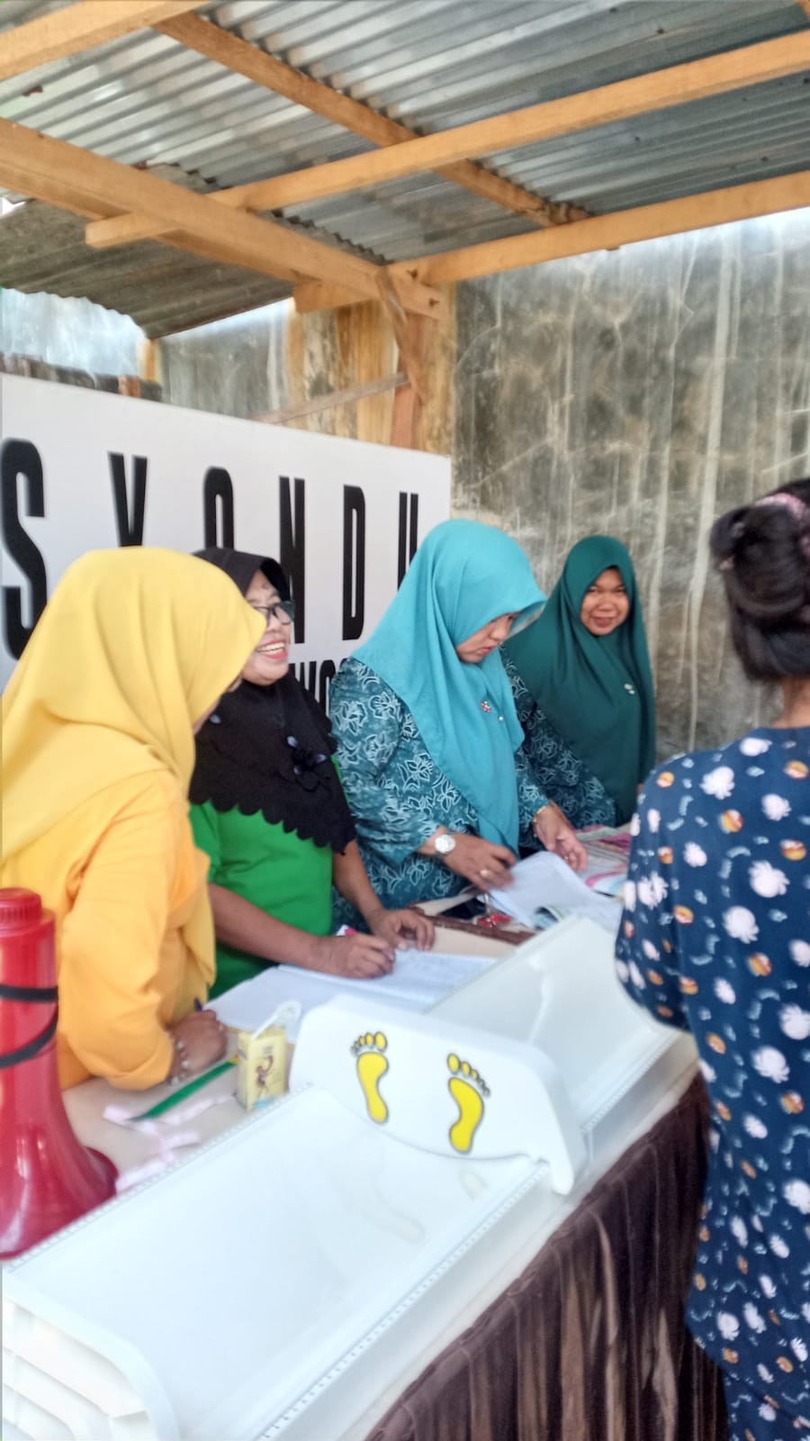 Mengikuti Posyandu di Jln. Pinisi RT 01 RW 05 (Posyandu Cenderawasih 6) oleh Nakes UPTD Puskesmas Lumpue, Kader Posyandu Cenderawasih 6, Pengurus Kamp. KB "Geddongnge"