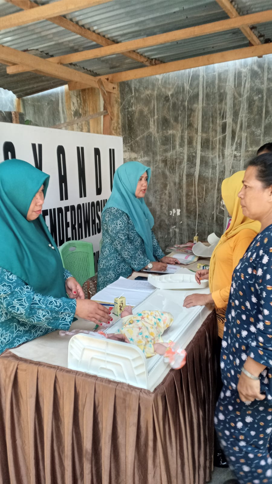 Mengikuti Posyandu di Jln. Pinisi RT 01 RW 05 (Posyandu Cenderawasih 6) oleh Nakes UPTD Puskesmas Lumpue, Kader Posyandu Cenderawasih 6, Pengurus Kamp. KB "Geddongnge"