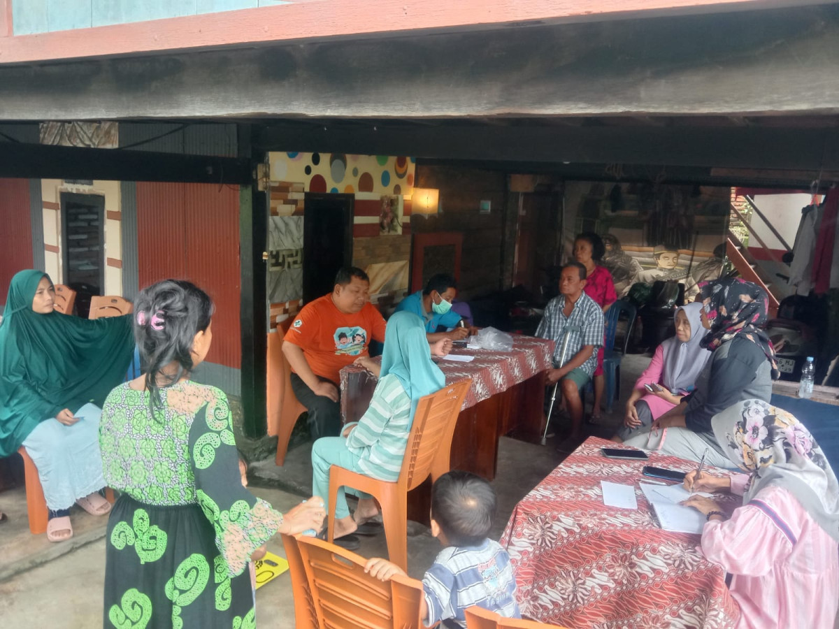 Mengikuti Posyandu Lansia di Jln. Pinisi RT 01 RW 03 oleh Nakes UPTD Puskesmas Lumpue, Kader Posyandu Lansia, Pengurus Kamp. KB "Geddongnge" dan Lansia Cenderawasih 4