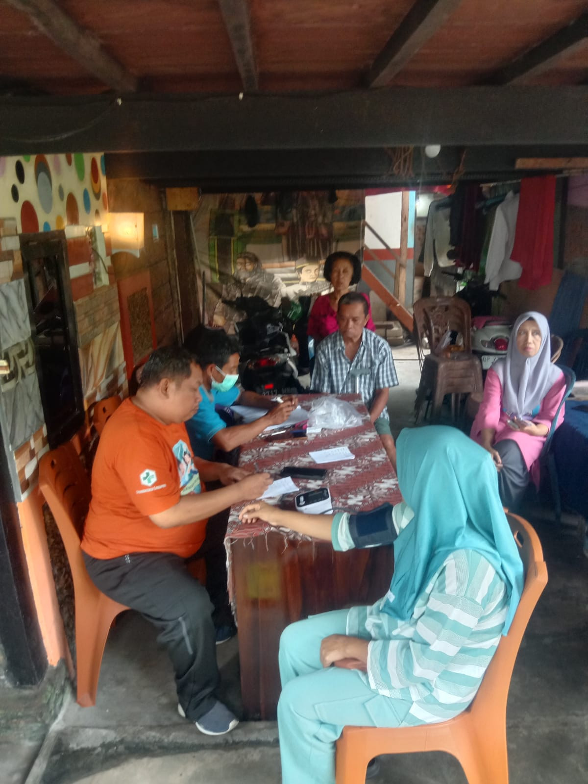 Mengikuti Posyandu Lansia di Jln. Pinisi RT 01 RW 03 oleh Nakes UPTD Puskesmas Lumpue, Kader Posyandu Lansia, Pengurus Kamp. KB "Geddongnge" dan Lansia Cenderawasih 4