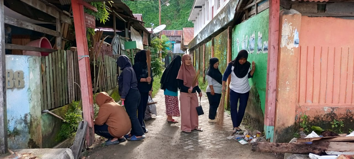 Melaksanakan kegiatan Kerja Bakti Bersama