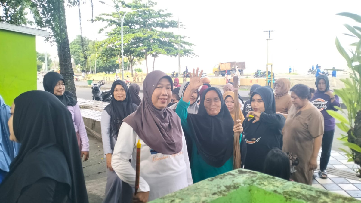 Melakukan Kegiatan Kerja Bakti bersama Lurah, Ketua LPMK, BHABINKAMTIBMAS, Babinsa, Pengurus Kamp. KB "Geddongnge" dan Warga sekitar