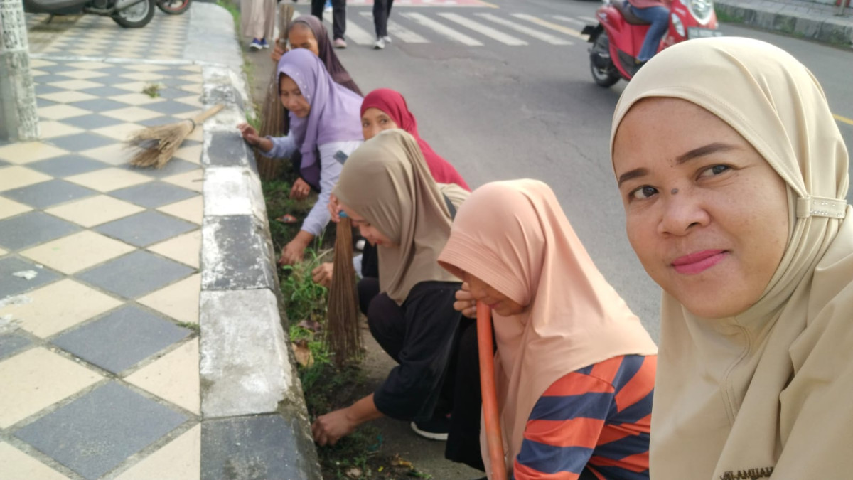 Melakukan Kegiatan Kerja Bakti bersama Lurah, Ketua LPMK, BHABINKAMTIBMAS, Babinsa, Pengurus Kamp. KB "Geddongnge" dan Warga sekitar