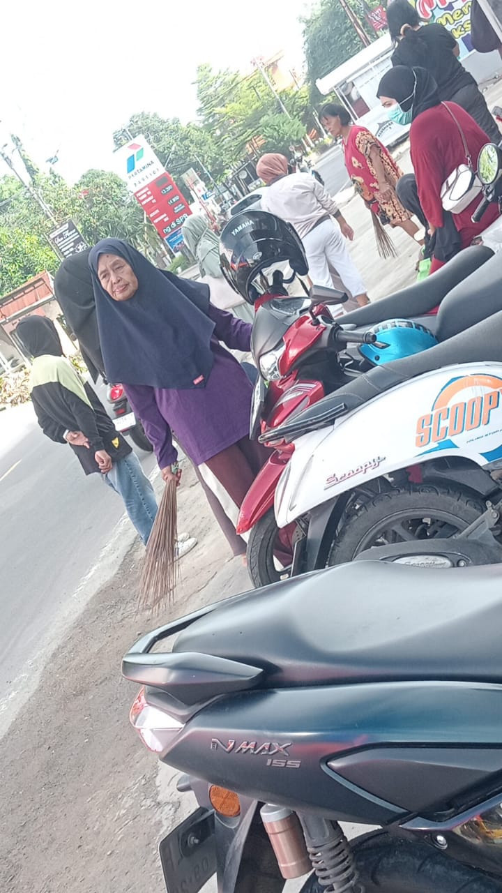 Melakukan Kegiatan Kerja Bakti bersama Lurah, Ketua LPMK, BHABINKAMTIBMAS, Babinsa, Pengurus Kamp. KB "Geddongnge" dan Warga sekitar