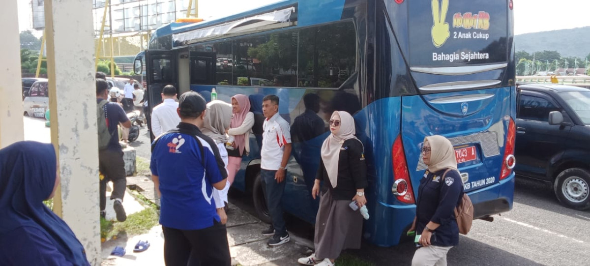 Mengikuti Kegiatan Pelayanan KB dan Kesehatan Reproduksi di Jln. Bau Massepe oleh Kadis PPKB dan Jajarannya, Penyuluh KB, Kader PPKB dan TPK, Pengurus Kamp. KB serta Calon Akseptor