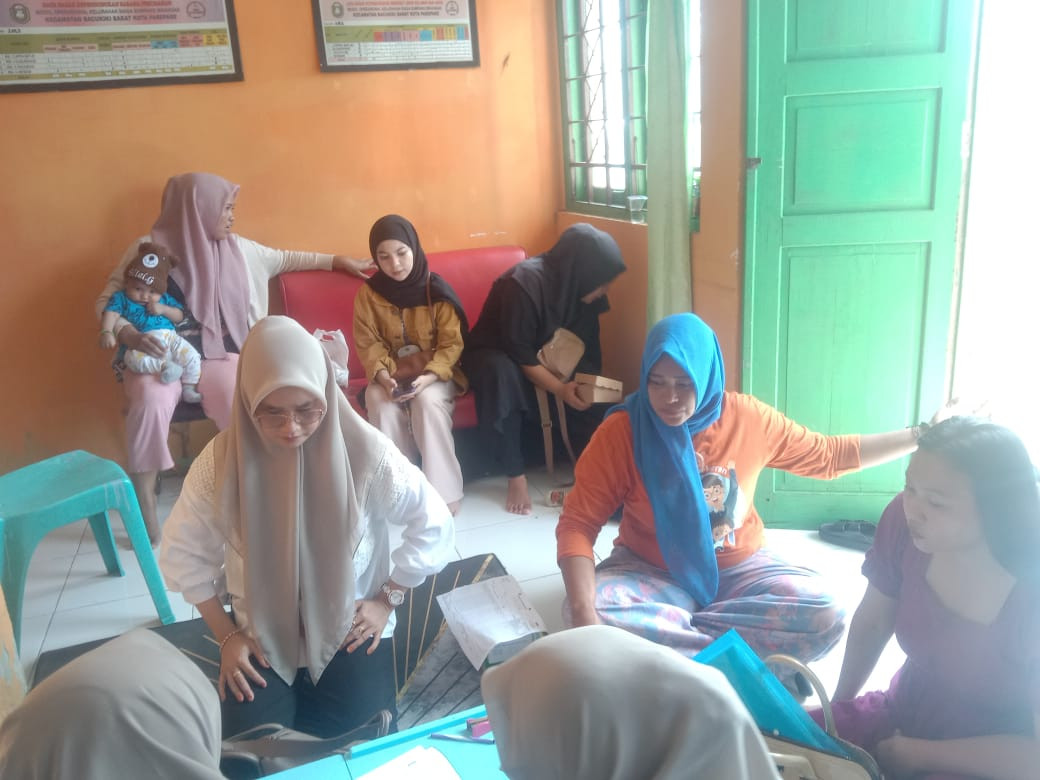 Mengikuti Kegiatan Pelayanan KB dan Kesehatan Reproduksi di Jln. Bau Massepe oleh Kadis PPKB dan Jajarannya, Penyuluh KB, Kader PPKB dan TPK, Pengurus Kamp. KB serta Calon Akseptor