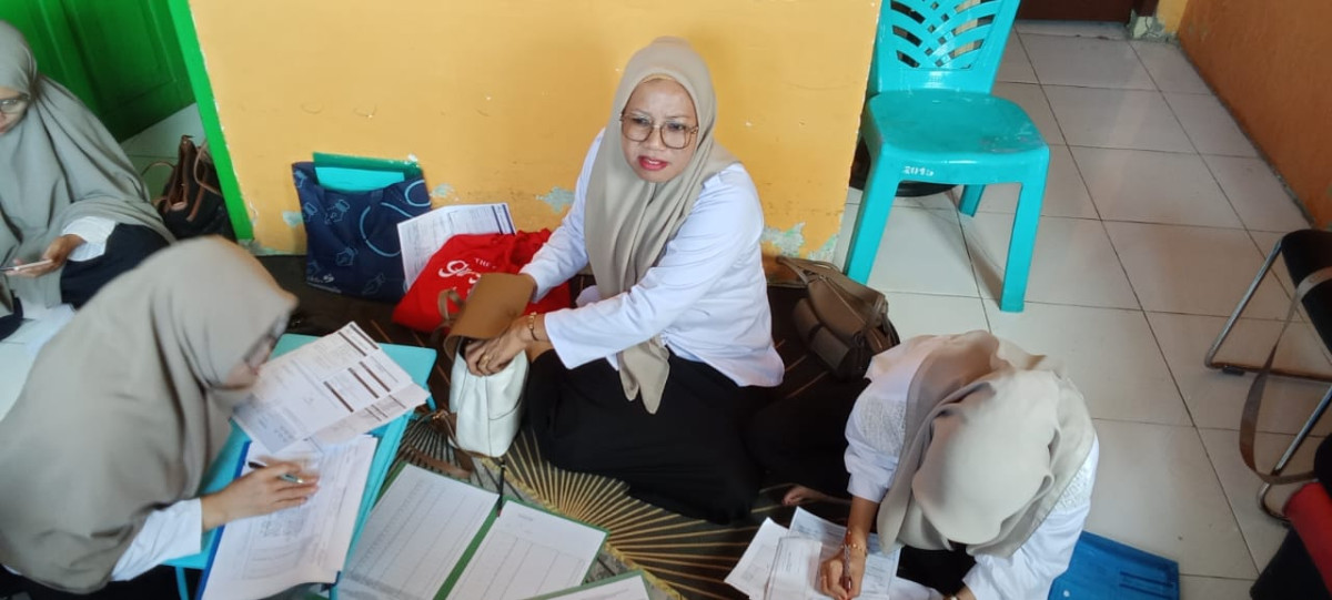 Mengikuti Kegiatan Pelayanan KB dan Kesehatan Reproduksi di Jln. Bau Massepe oleh Kadis PPKB dan Jajarannya, Penyuluh KB, Kader PPKB dan TPK, Pengurus Kamp. KB serta Calon Akseptor