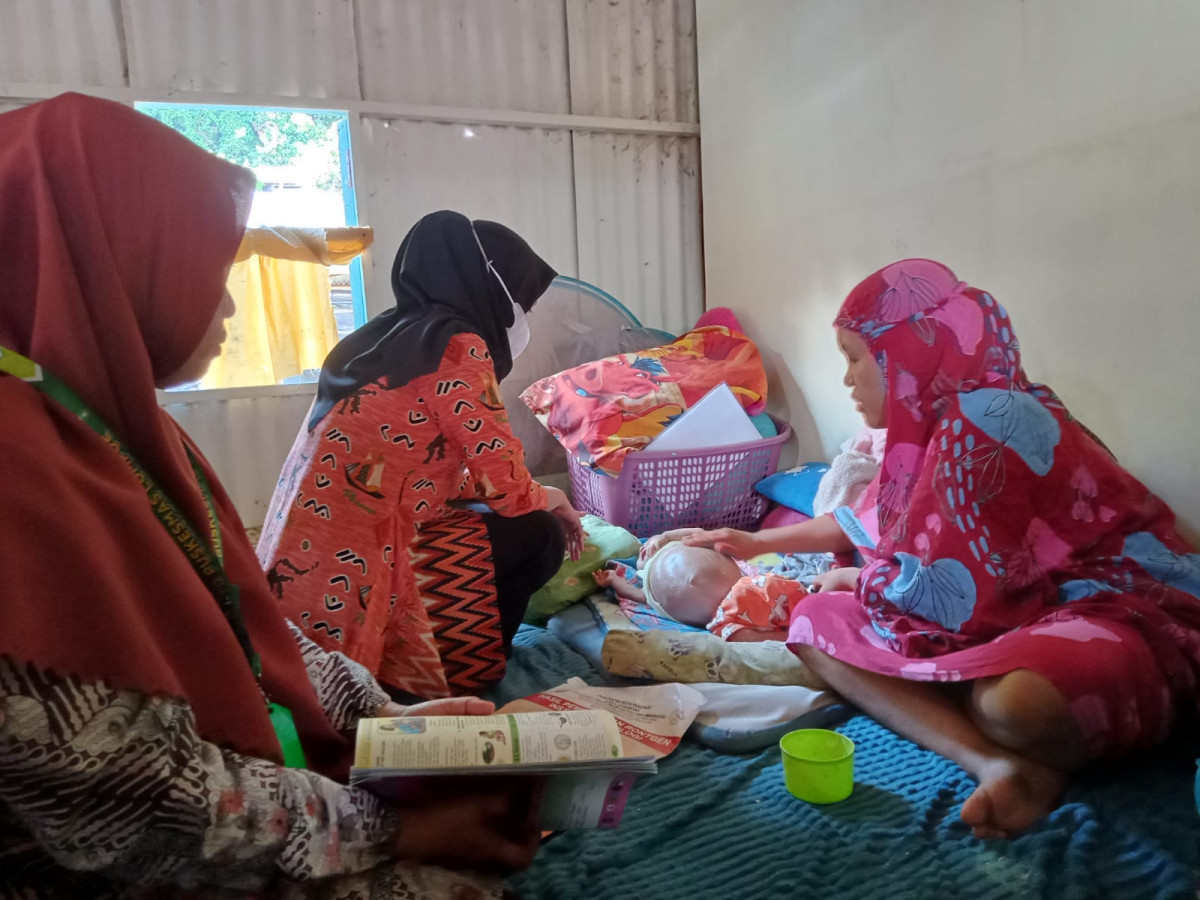 Melakukan Kunjungan ke Rumah Warga yang Mengalami Kekurangan Gizi